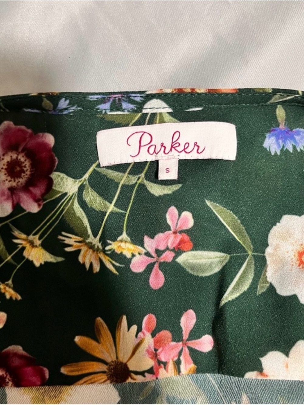 Parker Floral Silk Feel Blouse NWOT Green Ruffle V-Neck Bell Sleeve Peplum Small - Picture 3 of 8